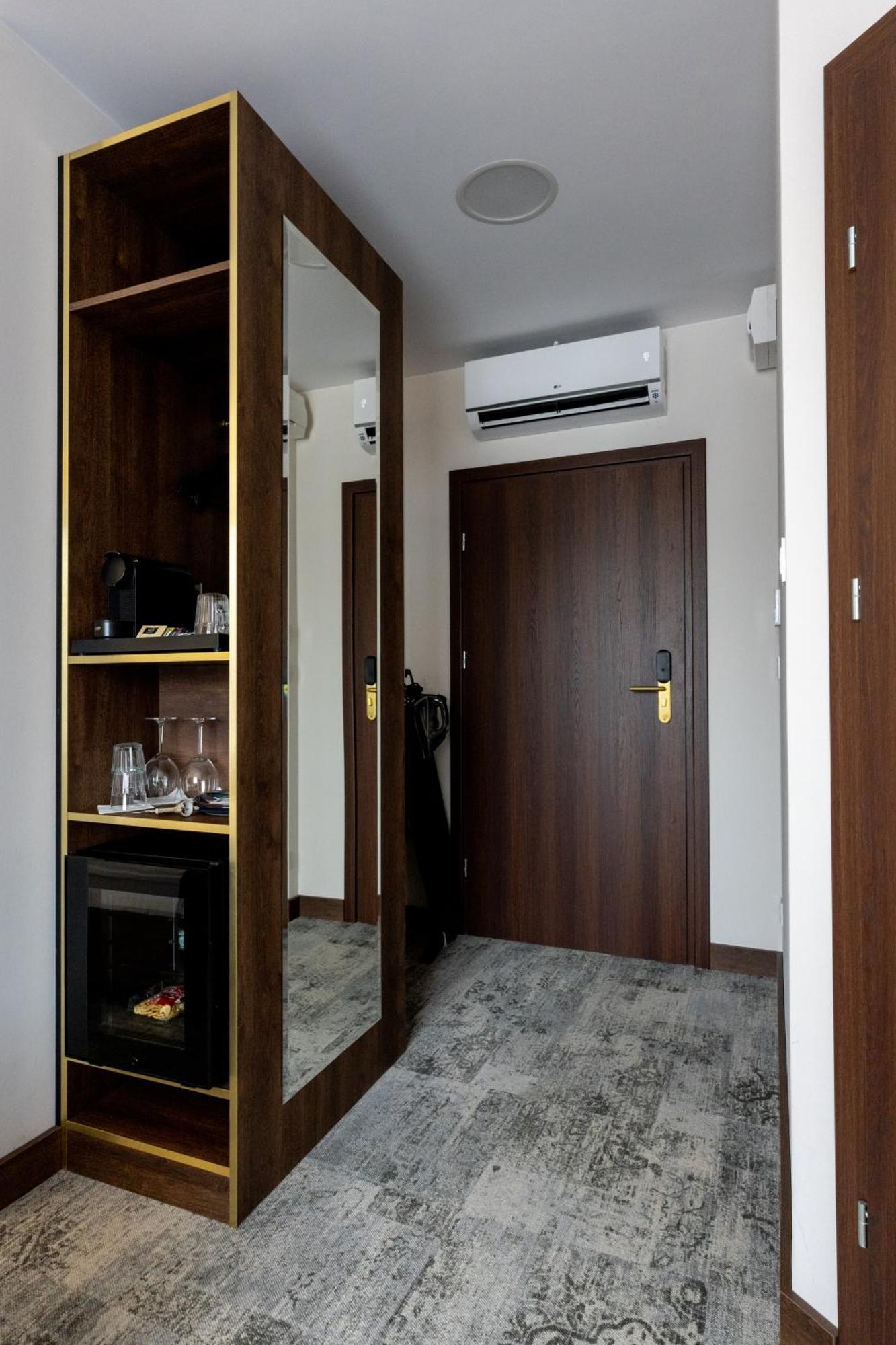 Sleep&Fly Okecie Warsaw Airport Bed and Breakfast Eksteriør billede