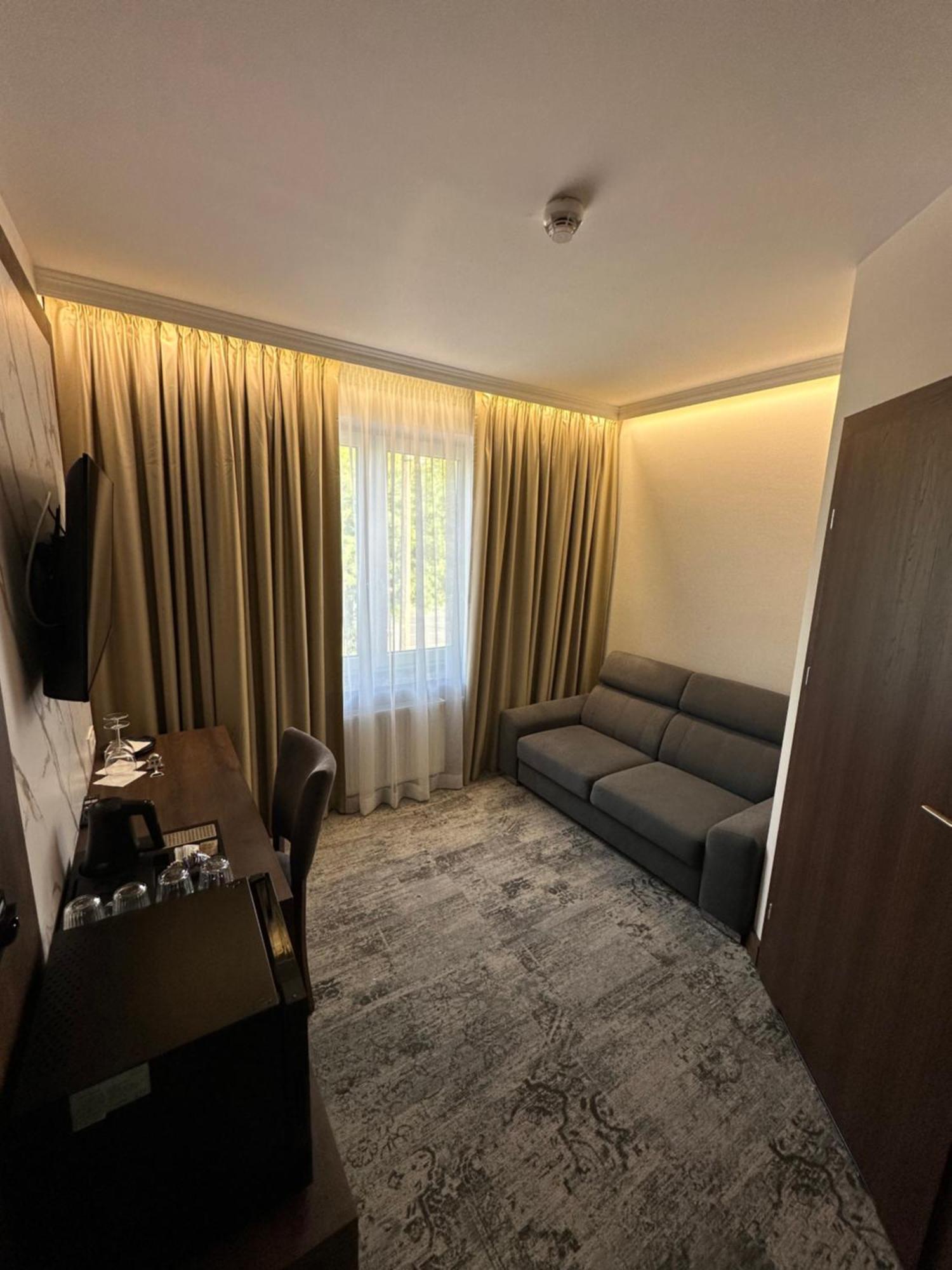 Sleep&Fly Okecie Warsaw Airport Bed and Breakfast Eksteriør billede