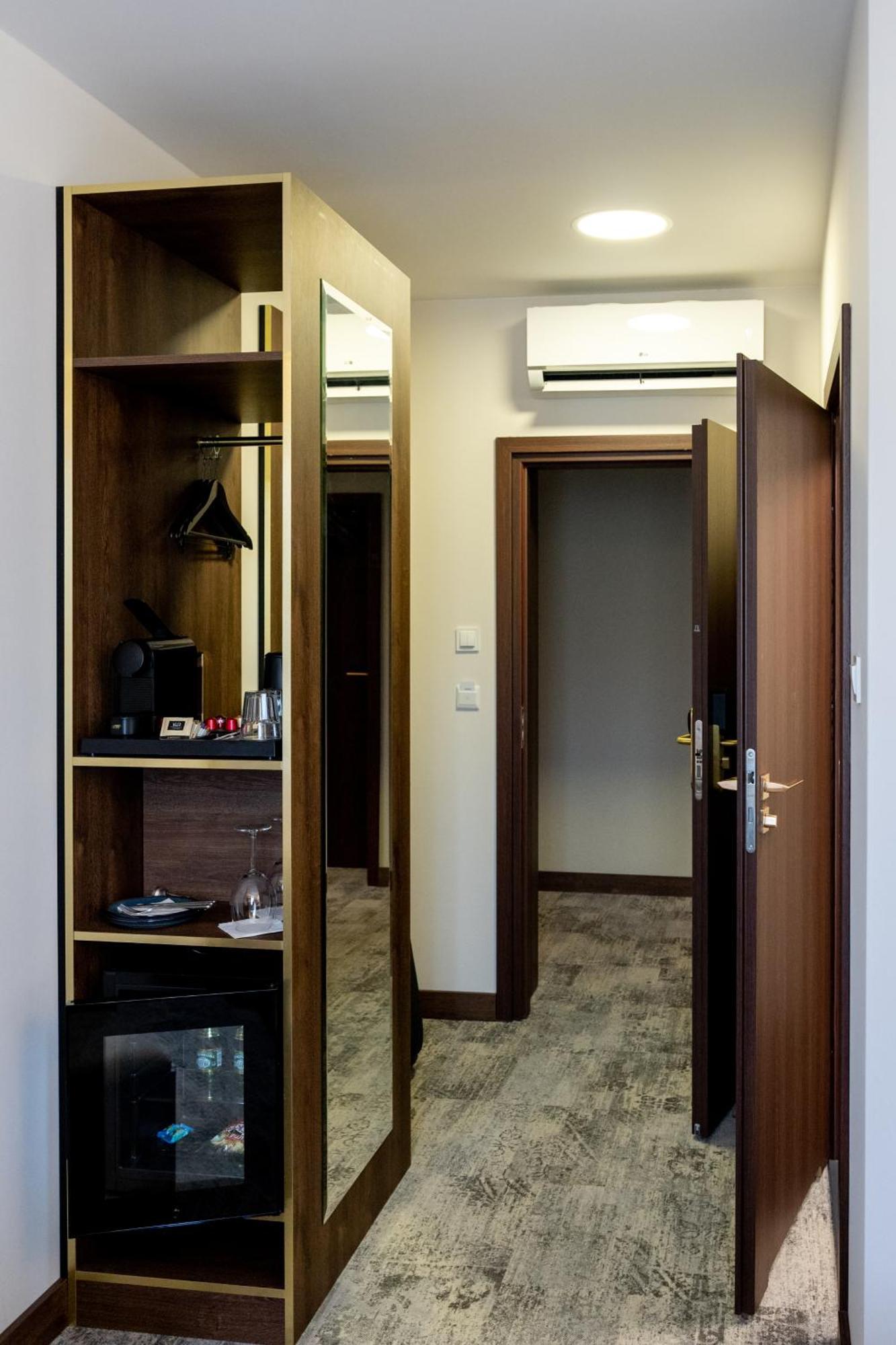 Sleep&Fly Okecie Warsaw Airport Bed and Breakfast Eksteriør billede